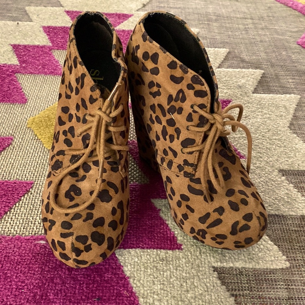 Size 5 Leopard wedge from journeys